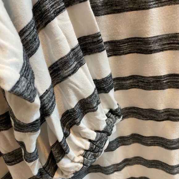 ⭐️ 3 for $20 SPECIAL ⭐️Ann Taylor XS Grey/White Scoop Neck Long Sleeve Shirt - Picture 3 of 4